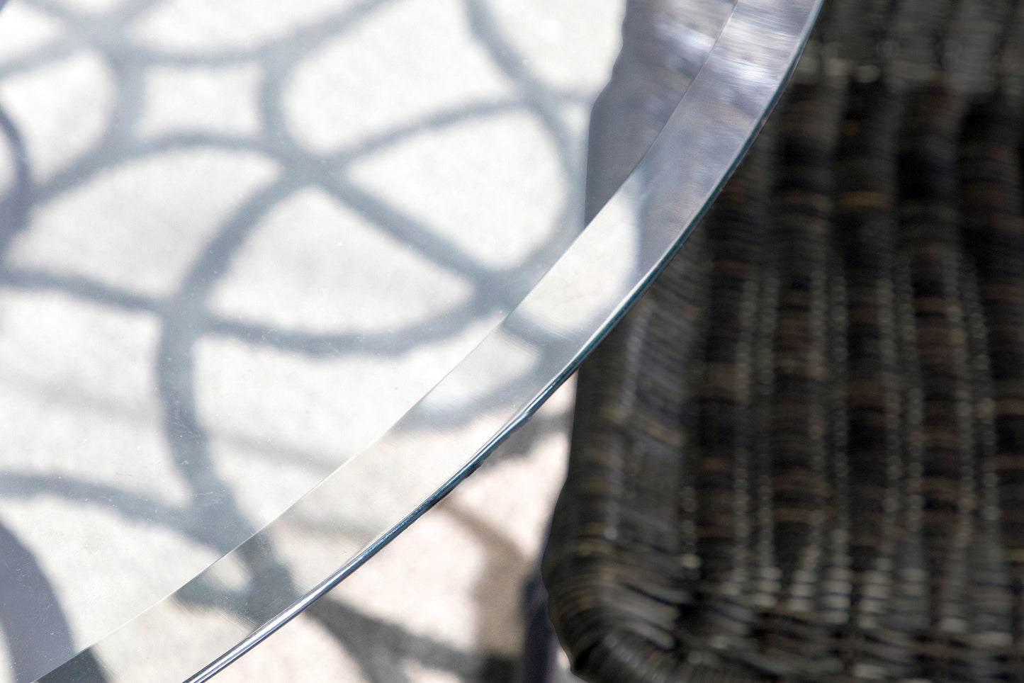 Mesa de comedor redonda Aviano de 48 pulgadas con tapa de vidrio y metal color bronce