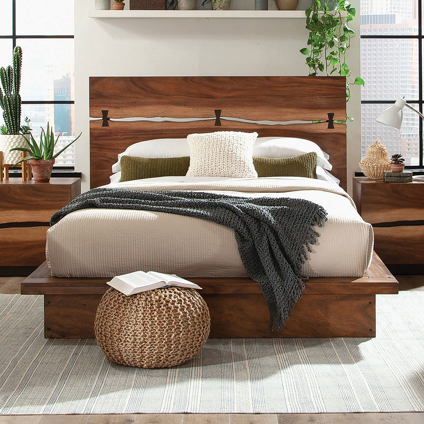 Cama Queen con paneles Winslow Wood en tonos nogal ahumado y grano de café