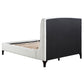 Cama Mosby tapizada Eastern King con respaldo de alas, color nieve