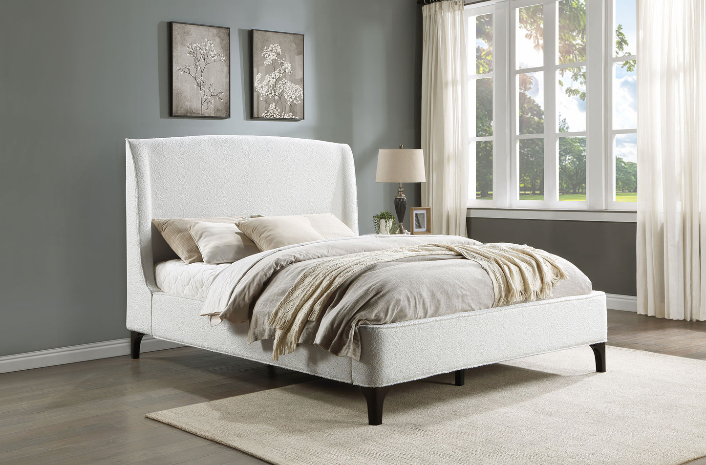 Cama Mosby tapizada Eastern King con respaldo de alas, color nieve