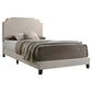 Cama Queen con paneles tapizados Tamarac en color beige