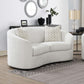 Loveseat Rainn Boucle tapizado con brazos inclinados color Latte