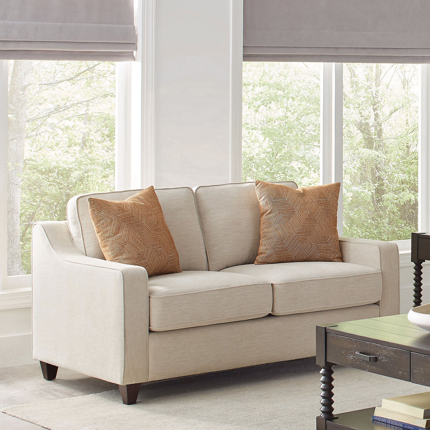 Loveseat tapizado con brazos inclinados Christine en beige