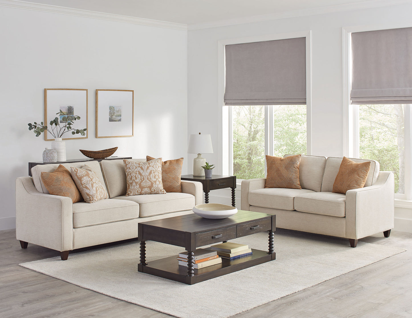 Loveseat tapizado con brazos inclinados Christine en beige