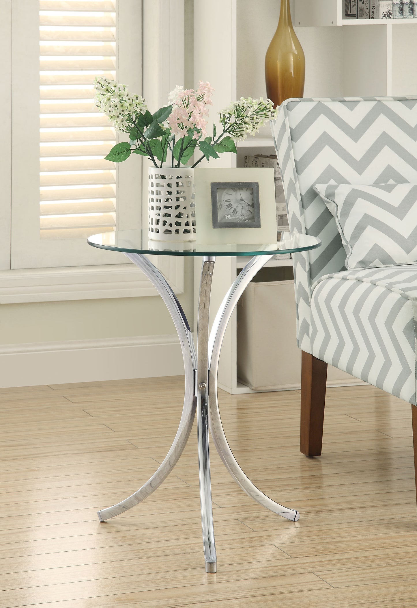 Mesa auxiliar decorativa Eloise redonda con tapa de vidrio cromada