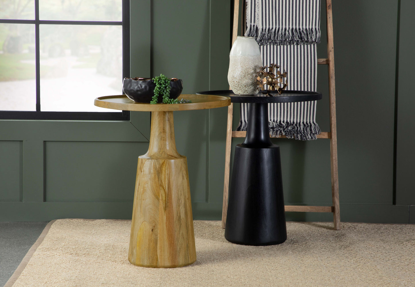 Mesa auxiliar redonda Ixia de madera maciza de mango, color natural