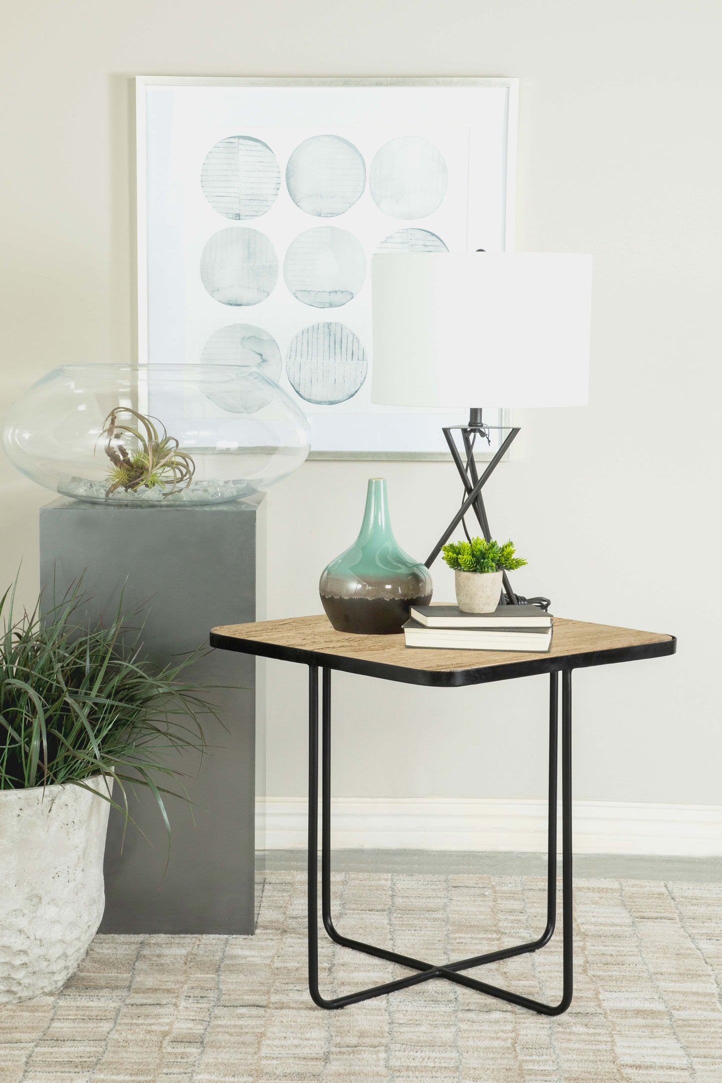 Mesa auxiliar Elyna con superficie de piedra cuadrada y acento beige