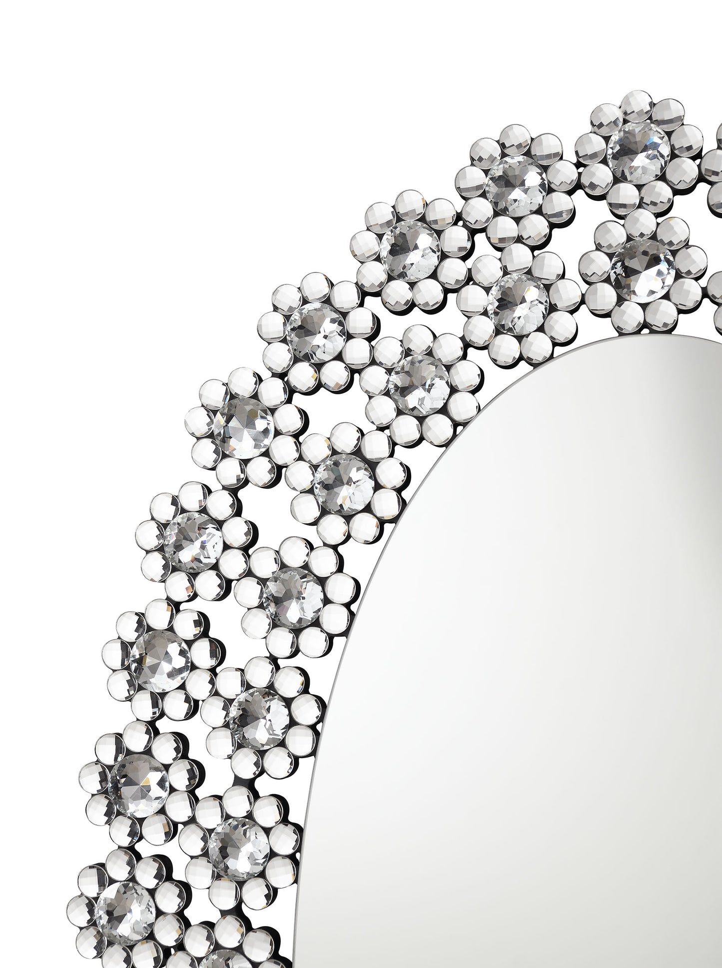 Espejo de pared ovalado Colleen de 31 x 47 pulgadas con flores de cristal plateadas