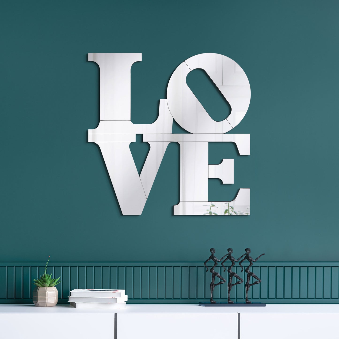 Espejo de pared Keiran de 40 x 40 pulgadas con letras LOVE, plateado
